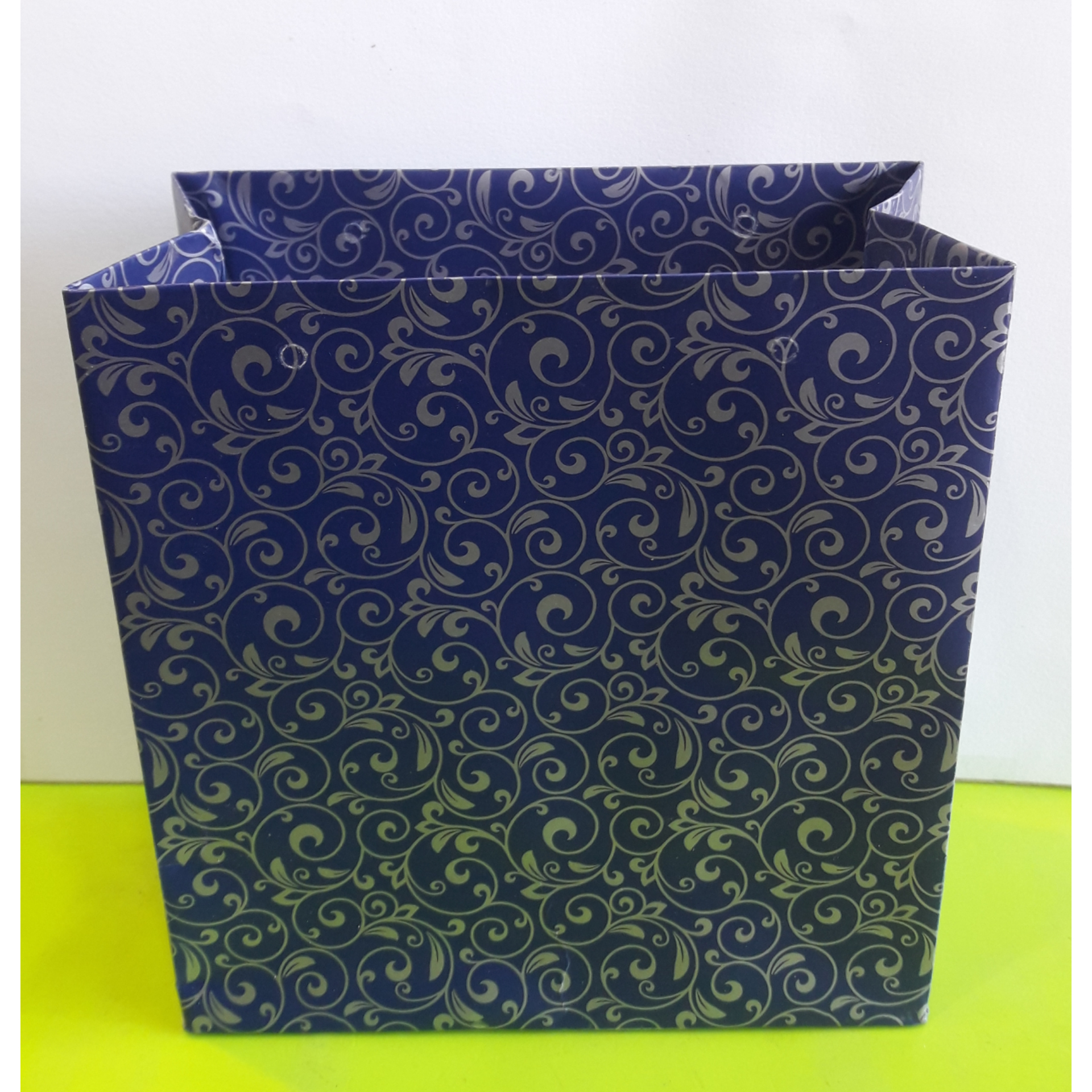 ساک دستی کاغذی متوسط ، طرح رنگی سُرمه ای