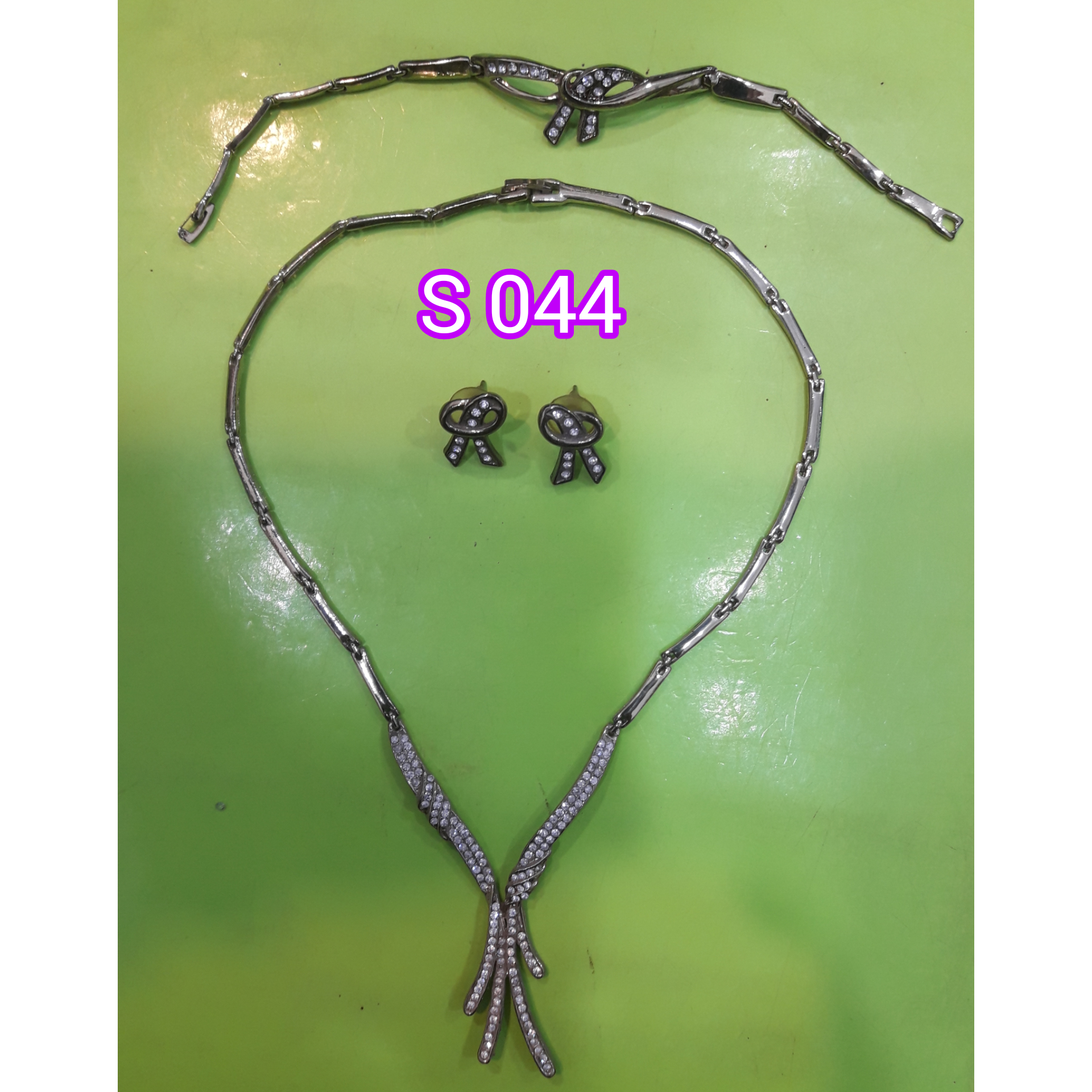 ست گردنبند،دستبند و گوشواره  S 044