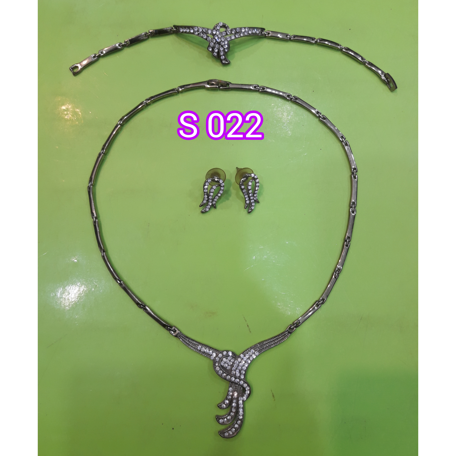 ست گردنبند،دستبند و گوشواره  S 022